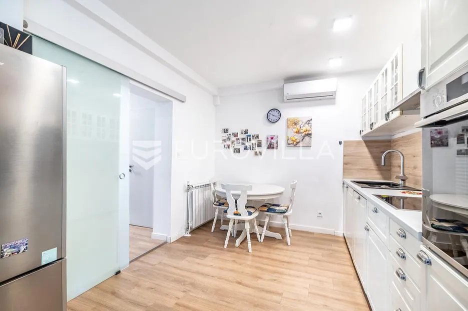 zagreb, dubec, novouređena kuća s dva stana i garažom, 190 m² - slika 12