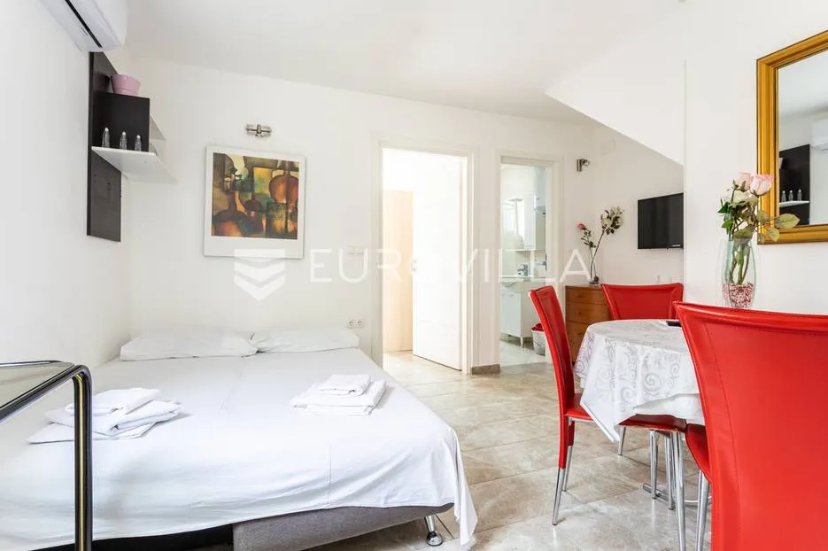 novalja, novouređena kuća s tri apartmana u centru grada - slika 7