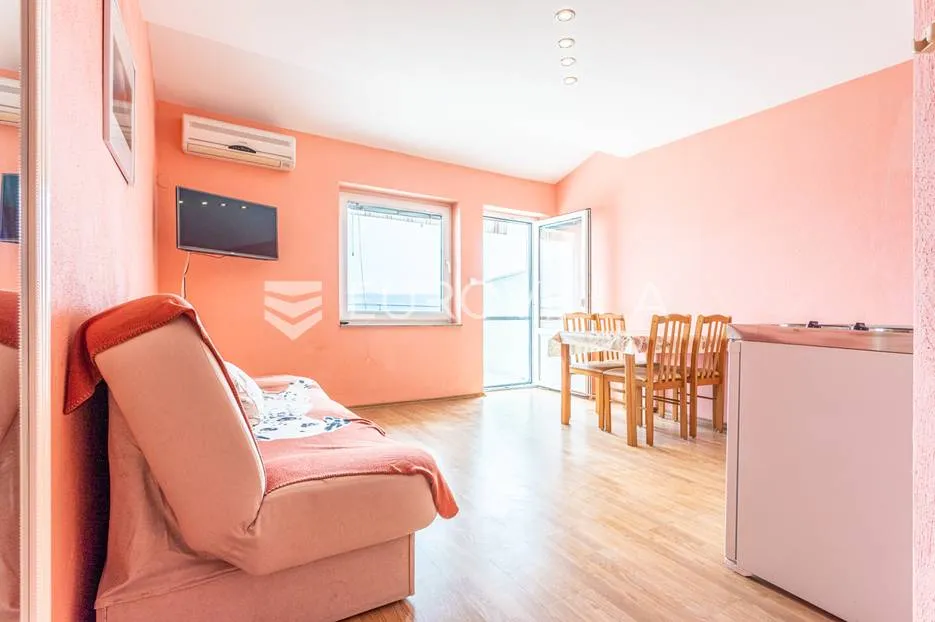 omiška rivijera- lokva rogoznica, apartmanska kuća s 8 stanova, udaljena 300 m od mora. - slika 36