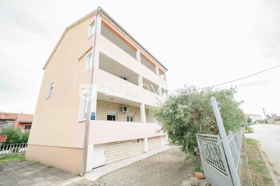 zadar, bibinje, kuća u centru s tri odvojena stana i pogledom na more - slika 1