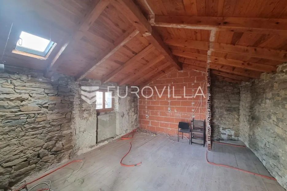 istra, grimalda, kamena kuća u nizu 90m2 s panoramskim pogledom na jezero i okolicu - slika 3