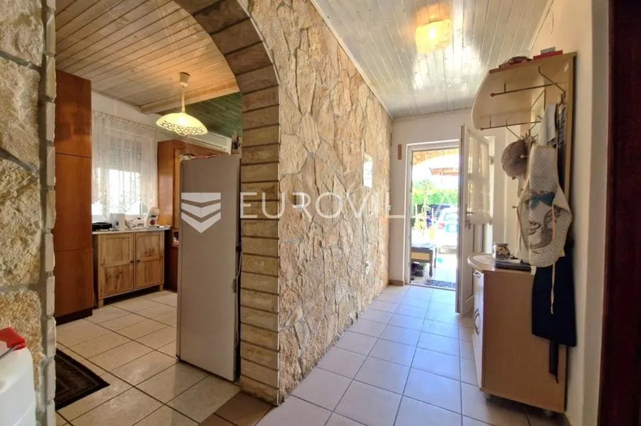 vir, nekretnina na izvrsnoj lokaciji, 40 m od mora, s dva odvojena apartmana - slika 32