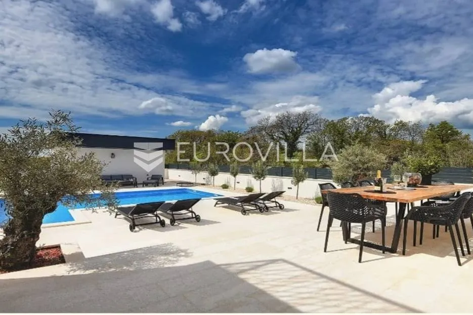 istra, krnica, prekrasna moderna vila od 135 m² na velikoj uređenoj okućnici - slika 14