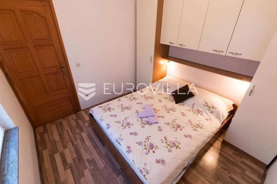 otok ugljan, kuća s pet apartmana prvi red do mora - slika 7