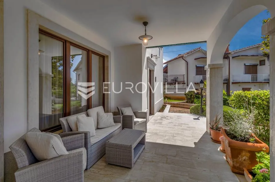 istra, umag - unikatna villa nkp 400 m2 na svega 30 m od mora - slika 14
