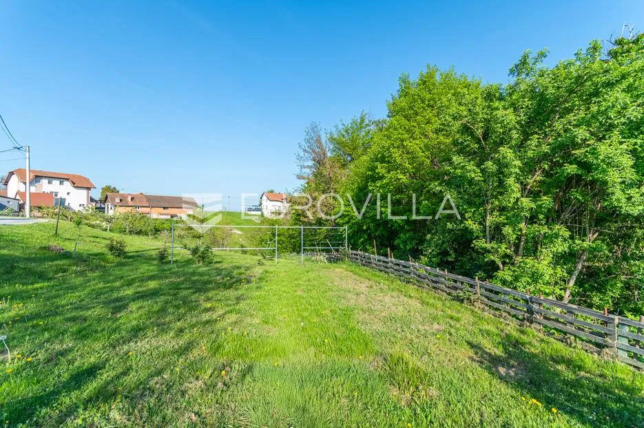 Beretinec, zemljište okruženo zelenilom površine 1245 m²
