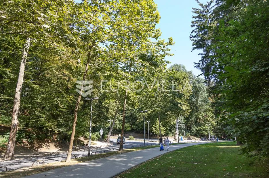 Kozarčeva obiteljska vila 350 m² na zemljištu 1.500 m² - Britanac