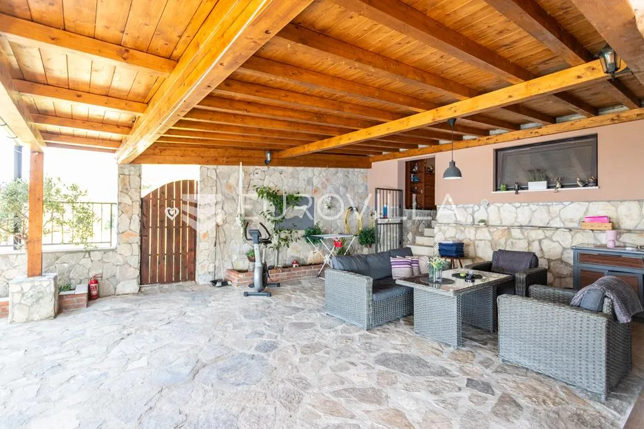 omiš, stanići, lijepa kuća s pogledom na more ukupne površine 160m2 na zemljištu površine 2546 m2 - slika 22
