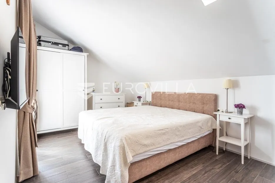omiš, mimice, moderan stan u zgradi s bazenom i garažnim mjestom - slika 9