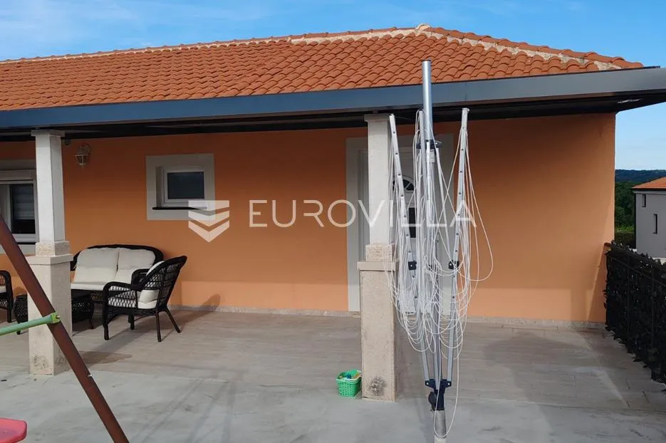 istra, tinjan, samostojeća kuća s bazenom i okućnicom 350m2 - slika 25