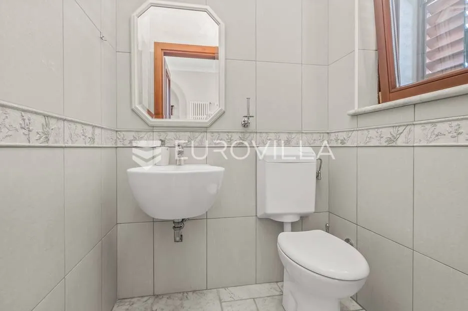istra, umag - unikatna villa nkp 400 m2 na svega 30 m od mora - slika 31