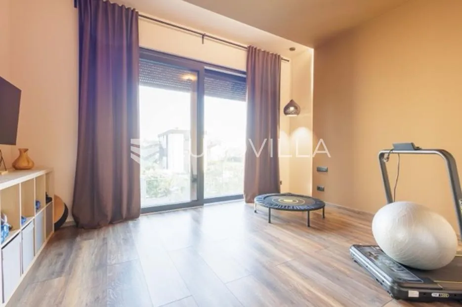 premantura, unikatna i elegantnan vila s bazenom na velikoj uređenoj okućnici - slika 37