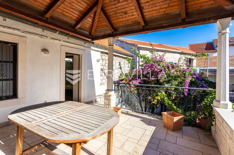 hvar, jelsa, dalmatinska kuća u centru mjesta, blizu mora - slika 2