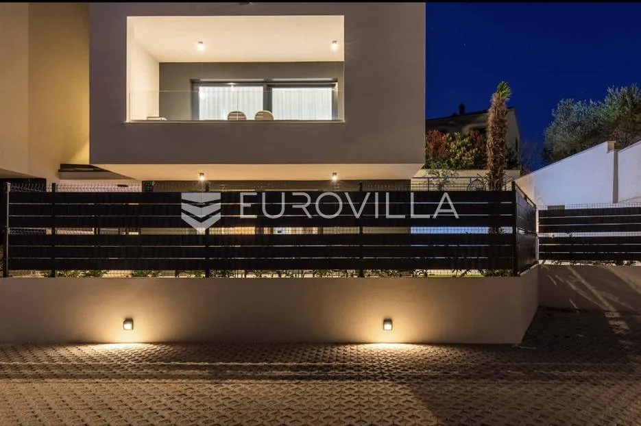 krk, novogradnja u krku, četverosoban dvoetažni stan 136 m² sa wellnessom i bazenom - slika 22