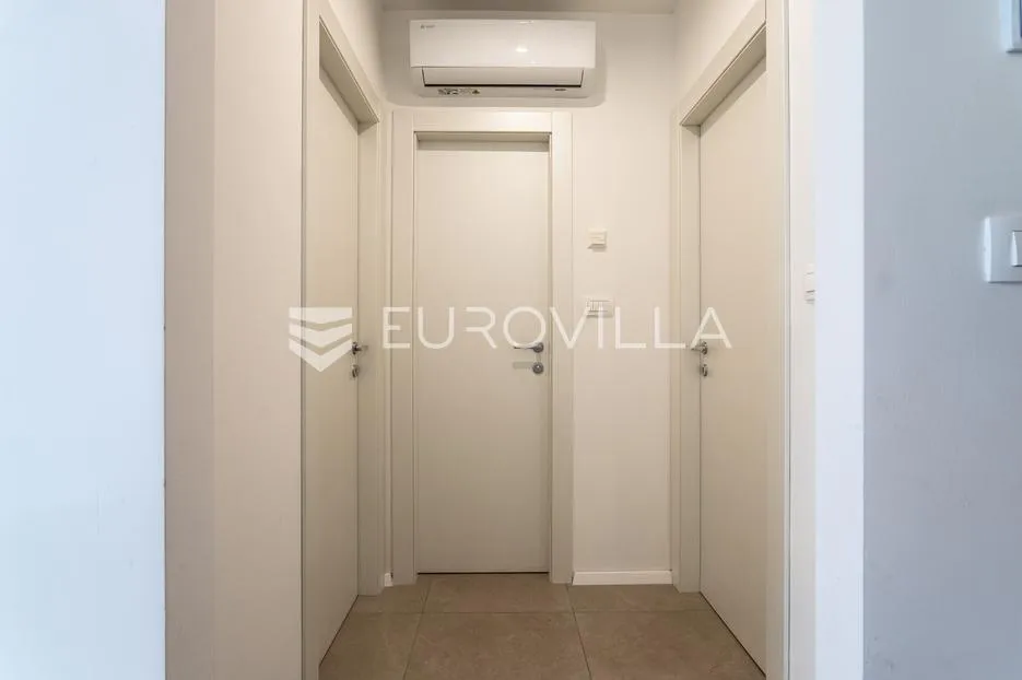 solin, poslovni prostor, uređen kao dvosobni stan, ukupne površine 67 m² - slika 5