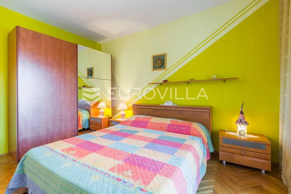 pula, veli vrh, vila s 4 odvojena apartmana, bazenom i velikom okućnicom - slika 39