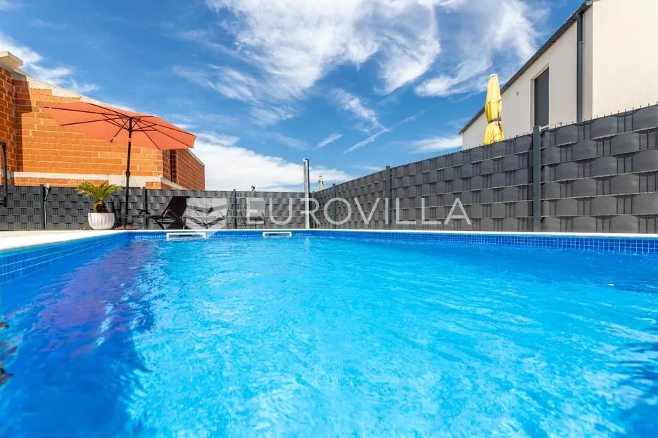malinska, adaptirana kuća s tri stana 280,72 m², 800m od mora - slika 19