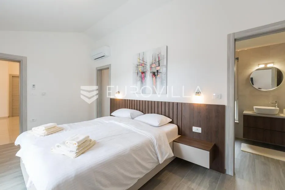 istra, svetvinčenat, moderna samostojeća kuća 155 m² s grijanim bazenom 32 m² - slika 16