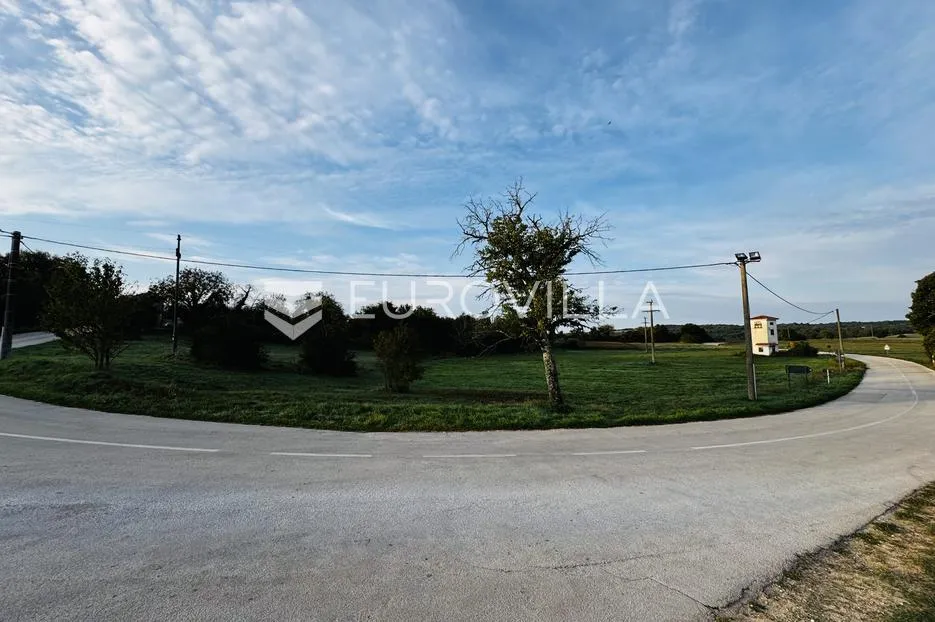 istra, grožnjan, građevinsko zemljište od 7136 m2 - slika 11