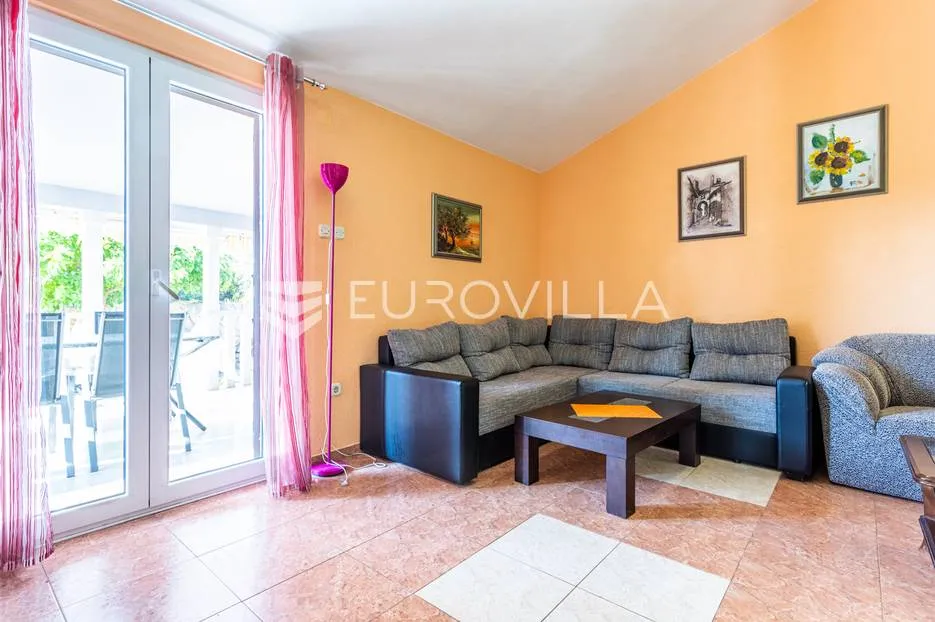 vinišće, kuća s s bazenom i 6 apartmana uz zemljište 1.000 m2 - slika 11