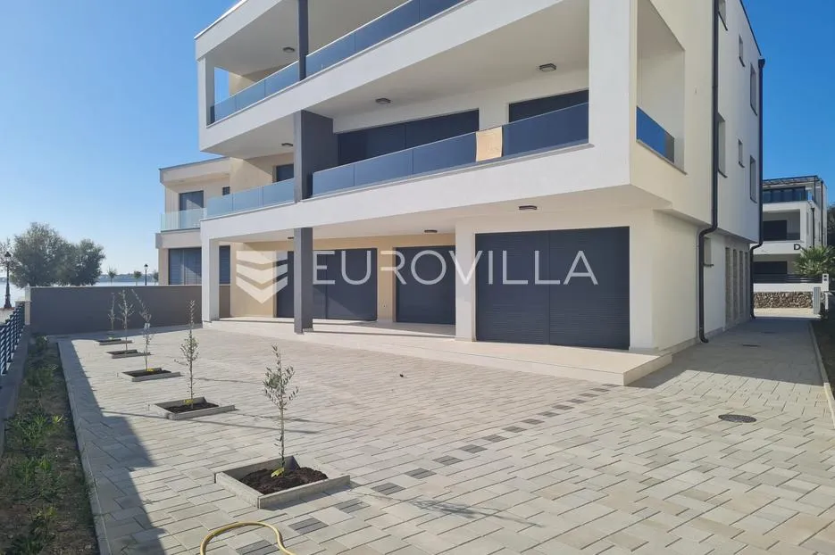 vir, luksuzan apartman s 3 spavaće sobe, prvi red do mora, centar otoka - slika 32