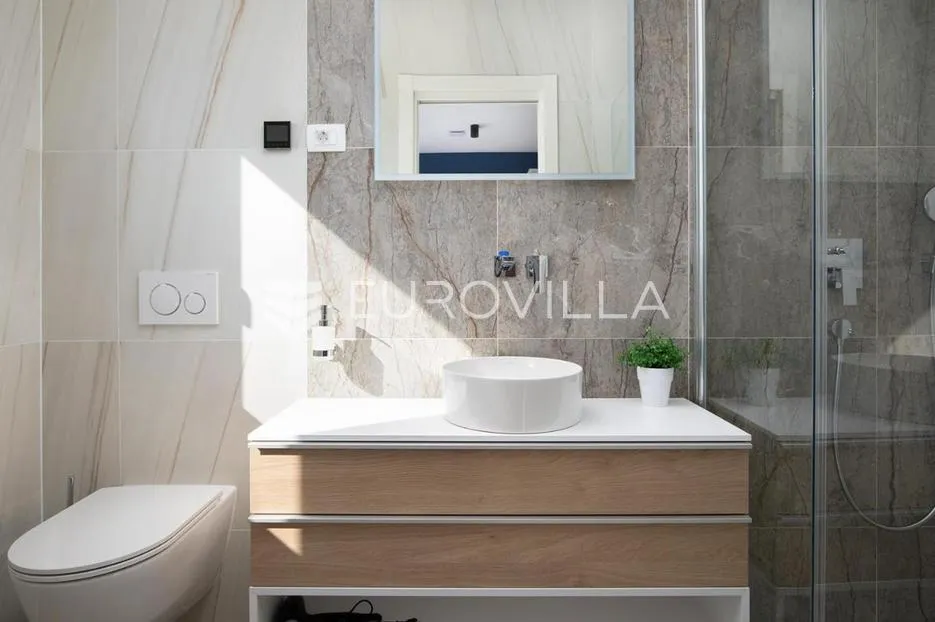 medulin, prekrasna villa od 350 m2, svega 6 m od mora s očaravajućim pogledom - slika 30