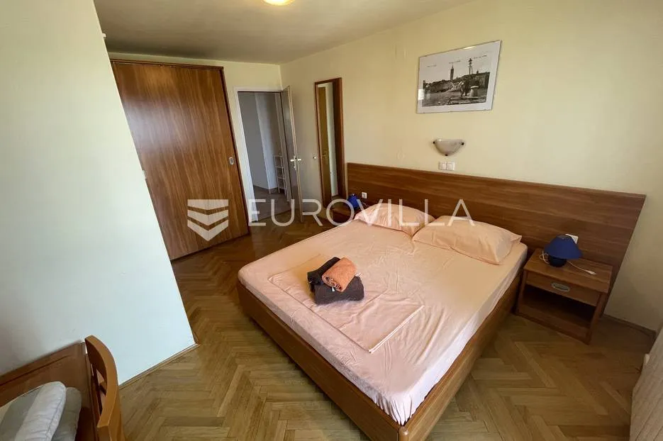 otok rab, barbat, villa sa pet apartmana 500 m² s bazenom - slika 13