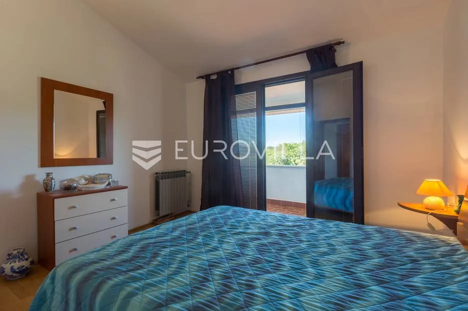 pula, veli vrh, vila s 4 odvojena apartmana, bazenom i velikom okućnicom - slika 31
