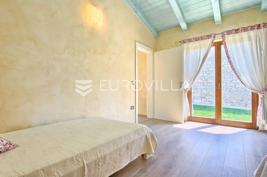 istra, poreč - elegantna kamena vila s bazenom, iznimno kvalitete gradnje - slika 26