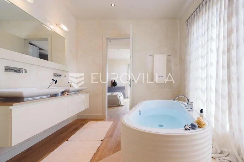 istra, vabriga: luksuzna nova vila s bazenom, pogledom na more i smart home sustavom - slika 9
