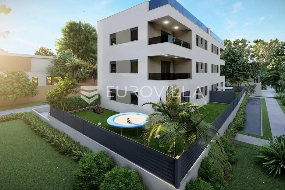 Kaštel Lukšić, novogradnja, trosoban stan, 80 m², s vrtom veličine 100 m²