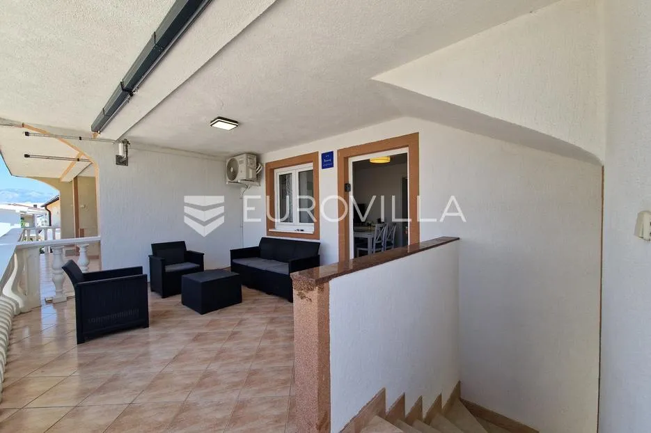 vir, simpatičan trosoban apartman svega 80 m od plaže s prostranom terasom - slika 17