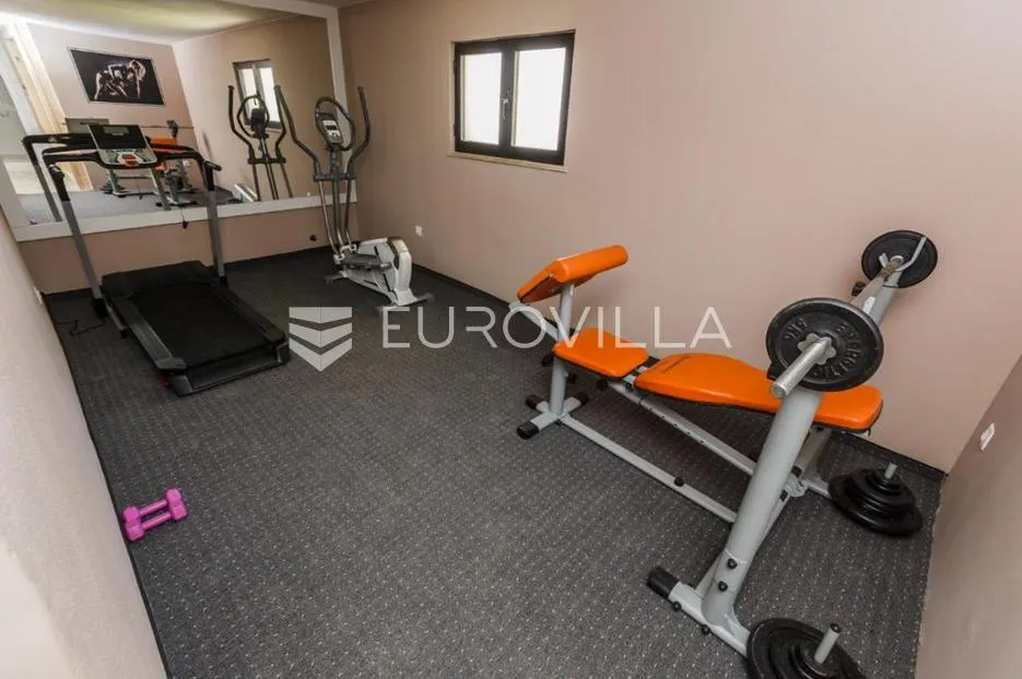 kaštel lukšić, vila s bazenom i pogledom na more - slika 17