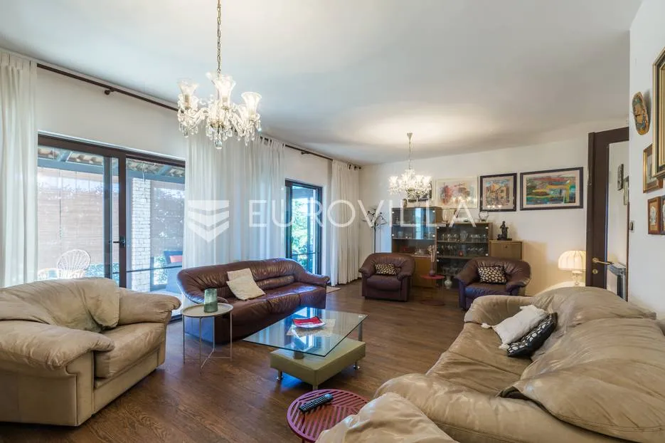pula, veli vrh, vila s 4 odvojena apartmana, bazenom i velikom okućnicom - slika 44
