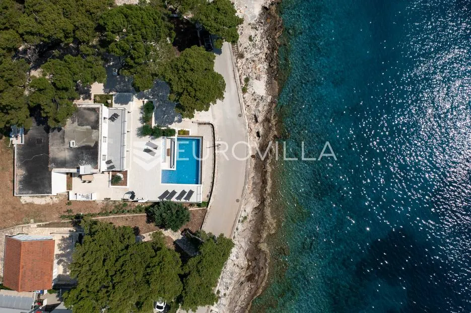 brač, vila na prekrasnoj poziciji 1. red uz more - slika 6