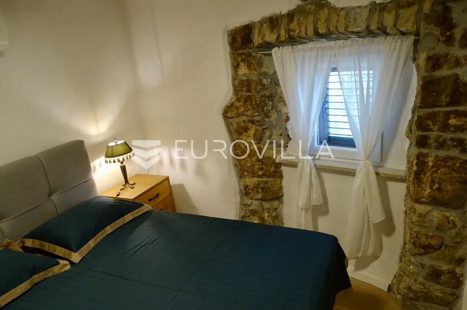 krk, omišalj, adaptirana kamena kuća u nizu s pogledom na more površine 54 m² - slika 15