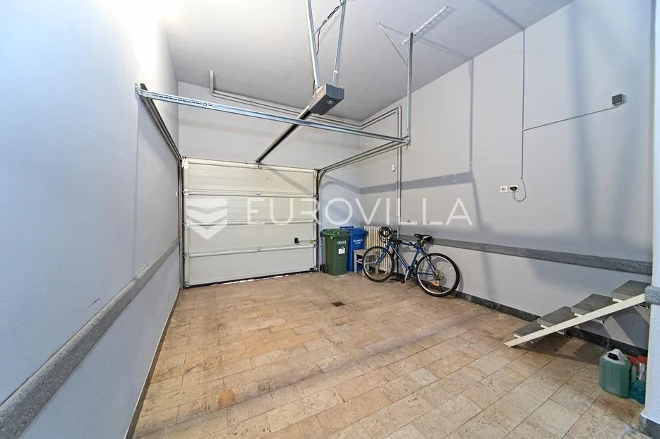 osijek, retfala, prodaja prostrane obiteljske kuće s garažom i uređenim dvorištem, površine 382 m² - slika 23