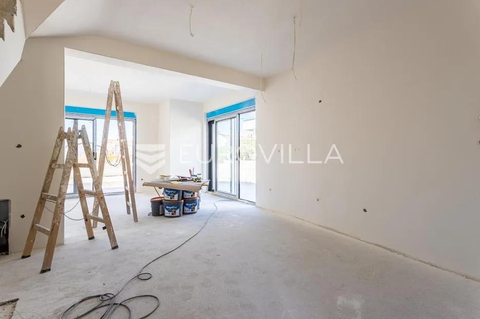 vodice, dvoetažni stan s bazenom i vrtom u izgradnji, 100,34 m² - slika 9
