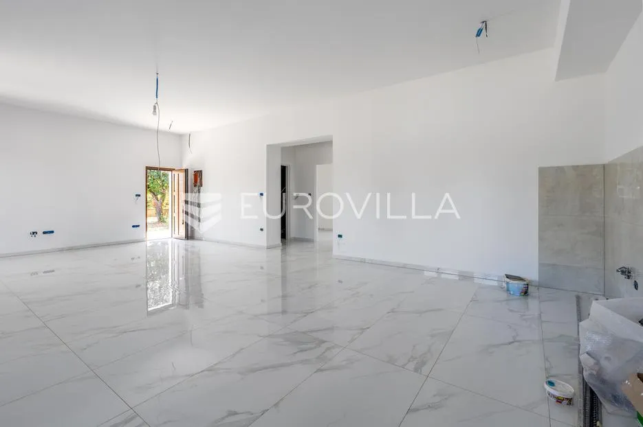 istra, poreč okolica, moderan stan u prizemlju s velikim vrtom - slika 3