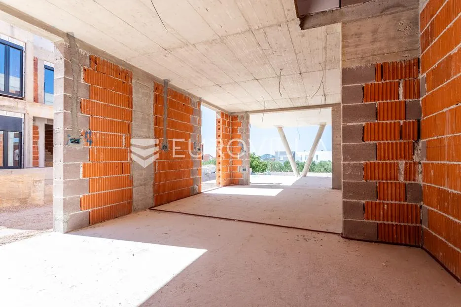 vodice, prostran stan s bazenom i dvorištem, 165,37 m² - slika 8