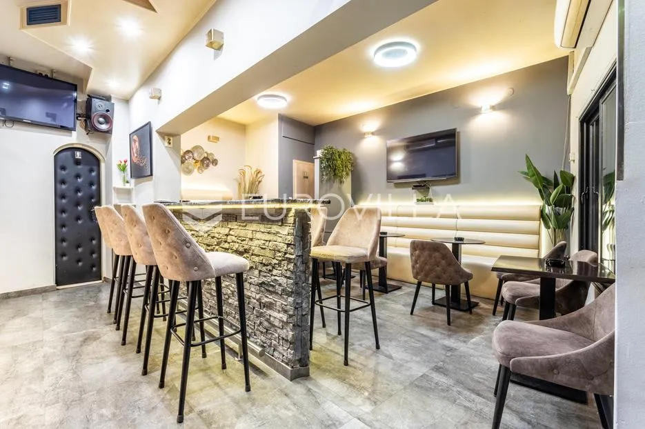 Split, Sućidar, uređen i uhodan caffe bar na frekventnoj lokaciji površine 47 m²
