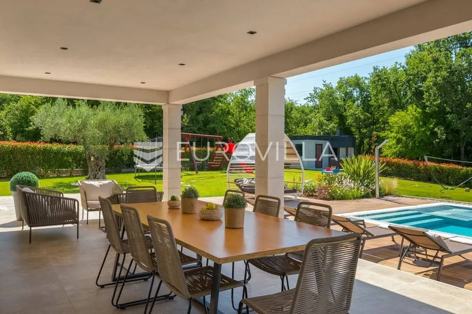 višnjan, prekrasno raspoređena vila okružena zelenilom, nkp 242 m2, na velikoj uređenoj okućnici - slika 35