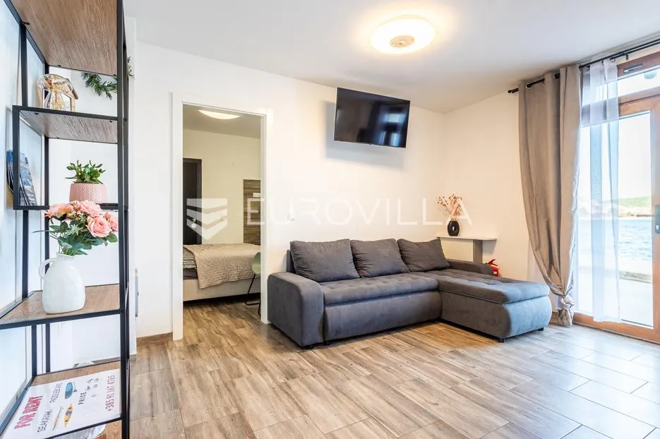 Tisno, NOVOGRADNJA, apartman u prizemlju, prvi red do mora, 48,51 m²