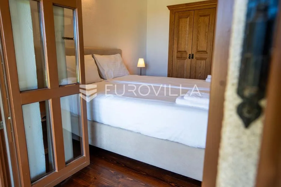 istra, sveti lovreč, kamena vila 269 m2 s bazenom, velikim vrtom i pogledom na more - slika 19