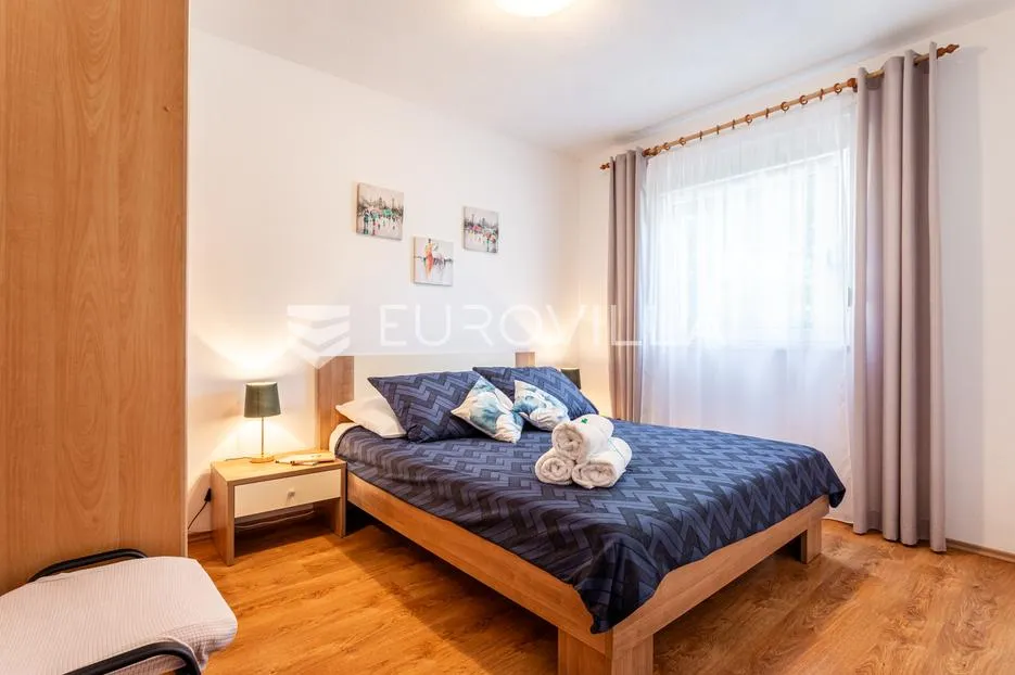 čiovo, okrug gornji, namještena kuća s četiri apartmana i prostranim dvorištem, treći red do mora - slika 14