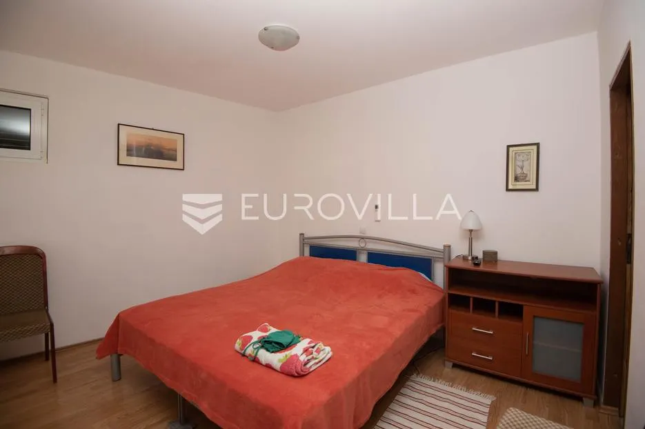 tisno, ekskluzivna apartmanska kuća prvi red do mora s panoramskim pogledom i brodicom - slika 7