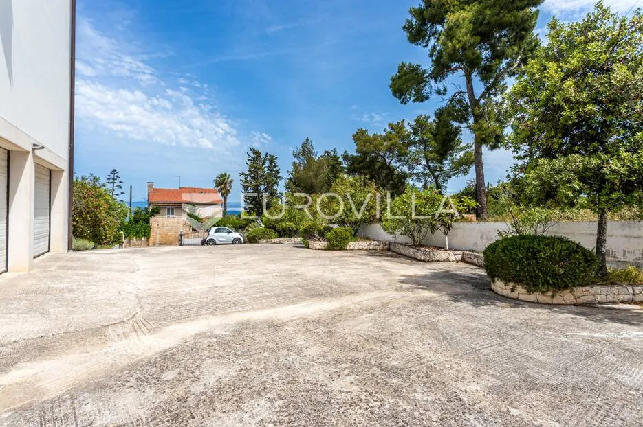 brač, prekrasna vila s velikom okućnicom 20 m od mora - slika 16