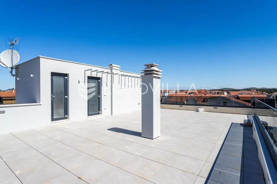 Vodice, NOVOGRADNJA N2, S6, moderan stan na drugom katu s krovnom terasom, 121,38 m²