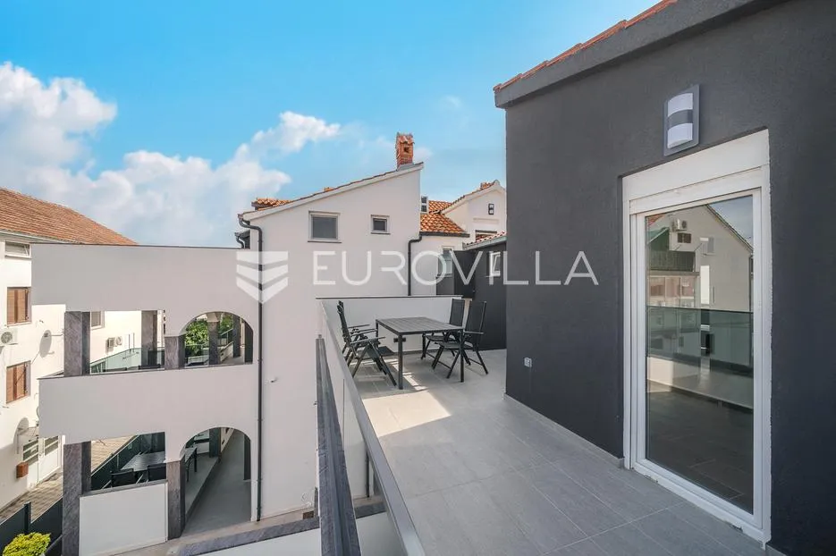 čiovo, okrug, vila sa šest apartmanski jedinica i bazenom - slika 14