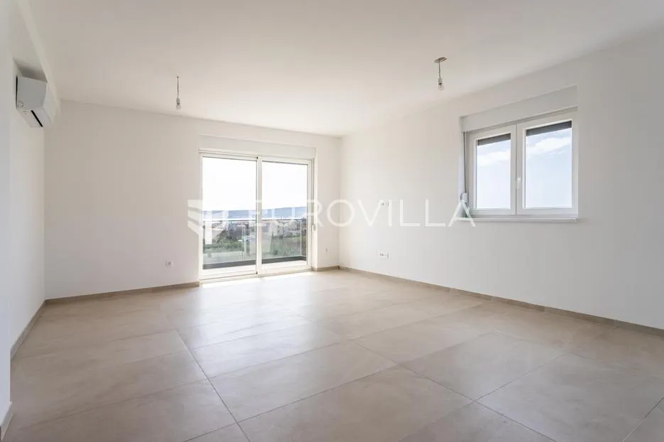Kaštel Stari, trosoban stan s pogledom na more i dva parkirna mjesta